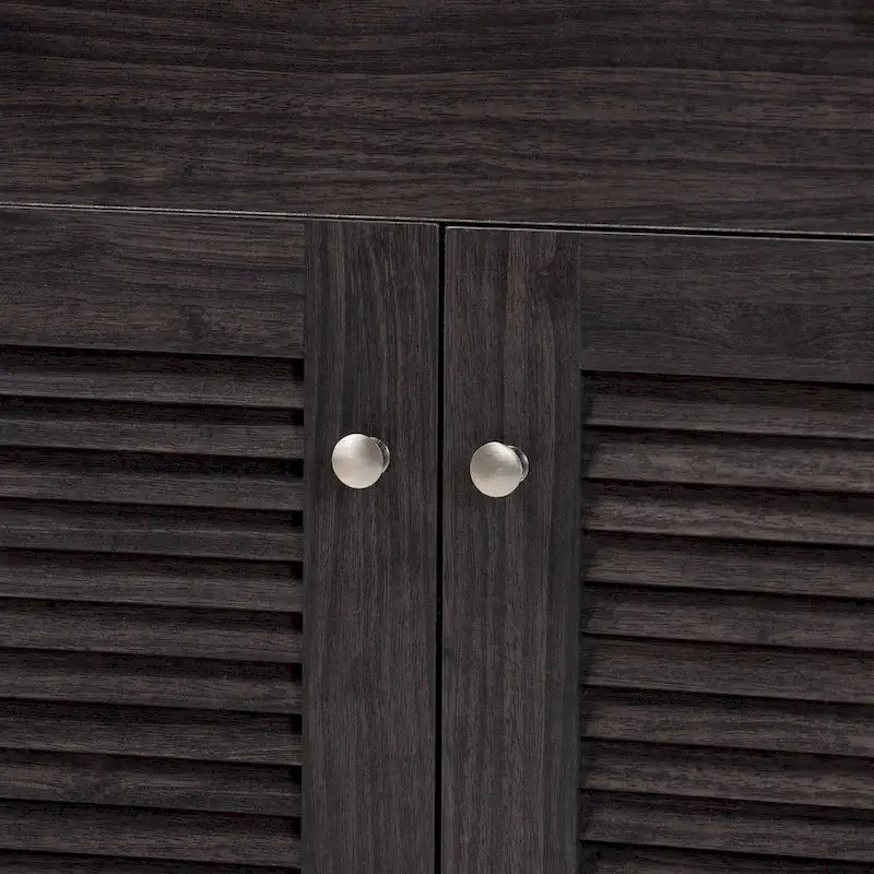 Meuble de rangement de cuisine traditionnel en bois brun foncé avec huche et étagères ouvertes
