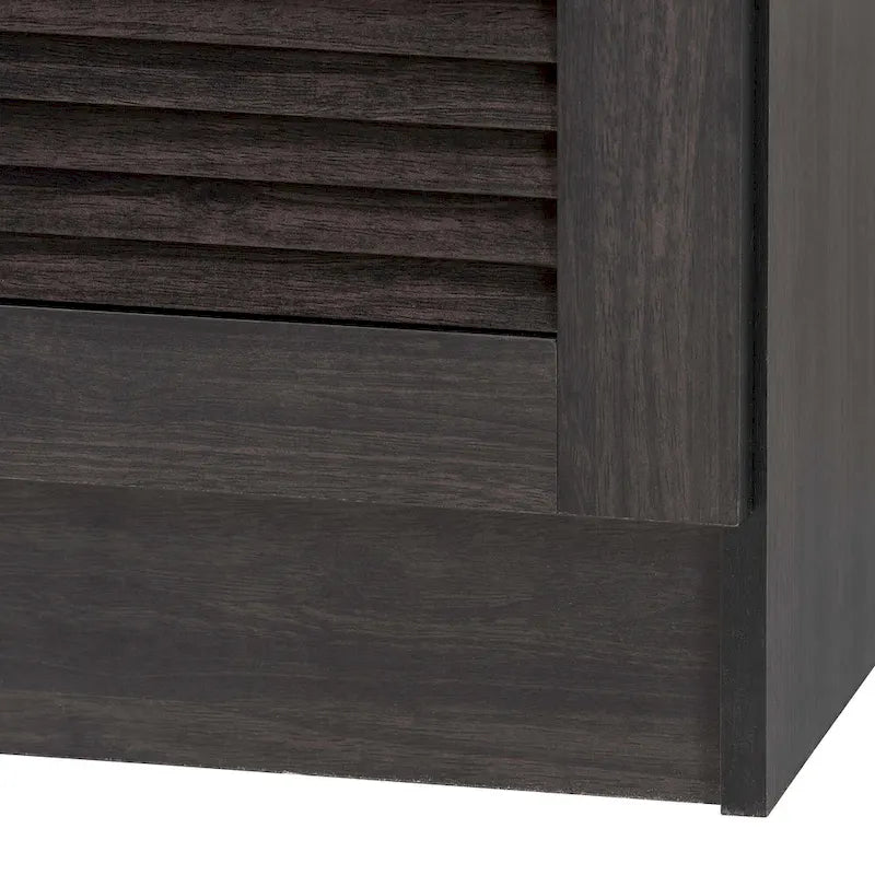 Meuble de rangement de cuisine traditionnel en bois brun foncé avec huche et étagères ouvertes