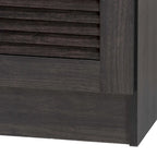 Meuble de rangement de cuisine traditionnel en bois brun foncé avec huche et étagères ouvertes