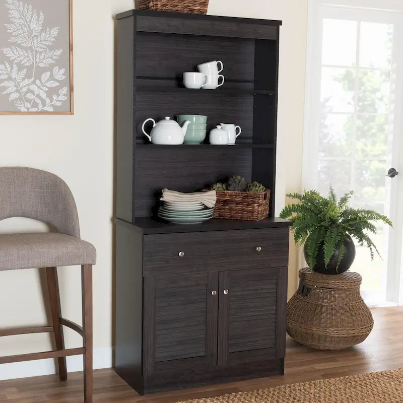 Meuble de rangement de cuisine traditionnel en bois brun foncé avec huche et étagères ouvertes