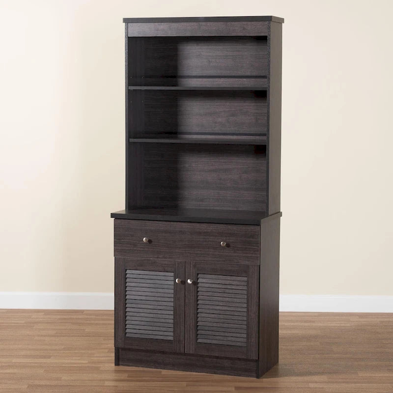 Meuble de rangement de cuisine traditionnel en bois brun foncé avec huche et étagères ouvertes