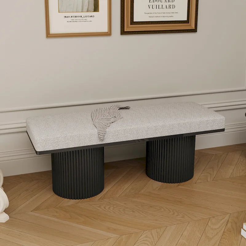 Banc rembourré avec pieds épais noirs, tissu bouclé gris clair, capacité 118 kg.