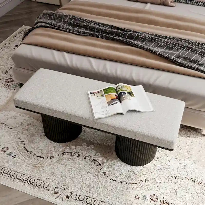 Banc rembourré avec pieds épais noirs, tissu bouclé gris clair, capacité 118 kg.