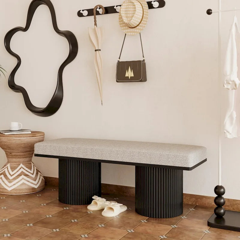 Banc rembourré avec pieds épais noirs, tissu bouclé gris clair, capacité 118 kg.