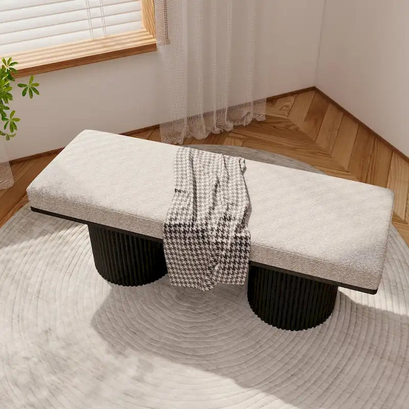 Banc rembourré avec pieds épais noirs, tissu bouclé gris clair, capacité 118 kg.
