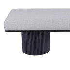 Banc rembourré avec pieds épais noirs, tissu bouclé gris clair, capacité 118 kg.