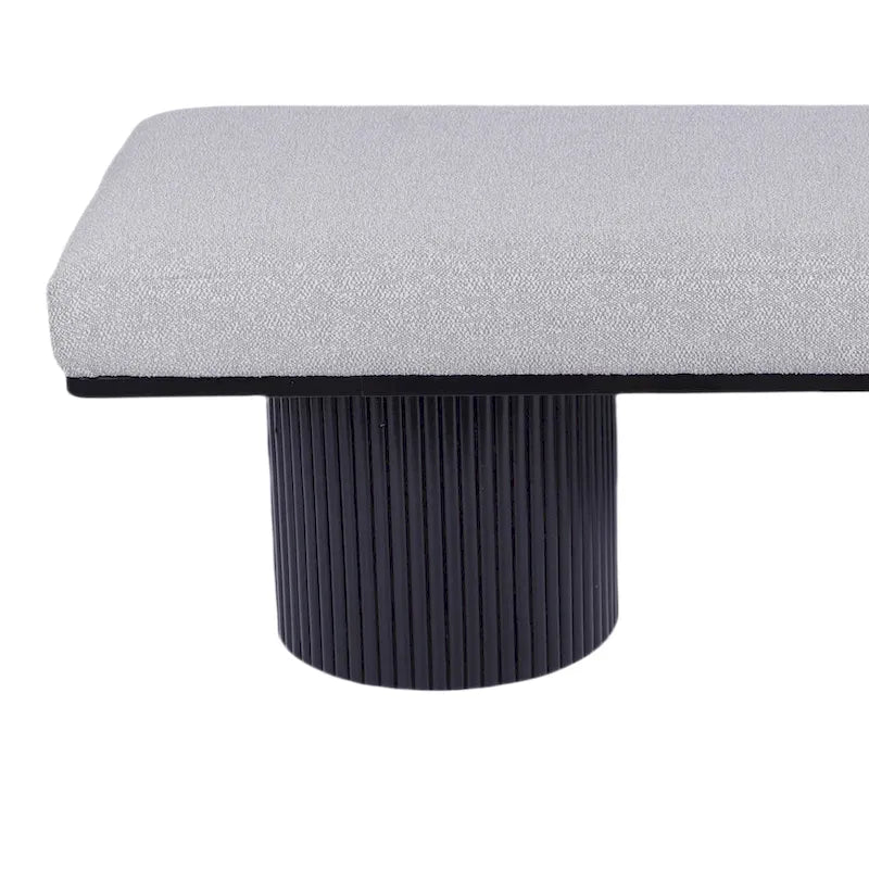Banc rembourré avec pieds épais noirs, tissu bouclé gris clair, capacité 118 kg.
